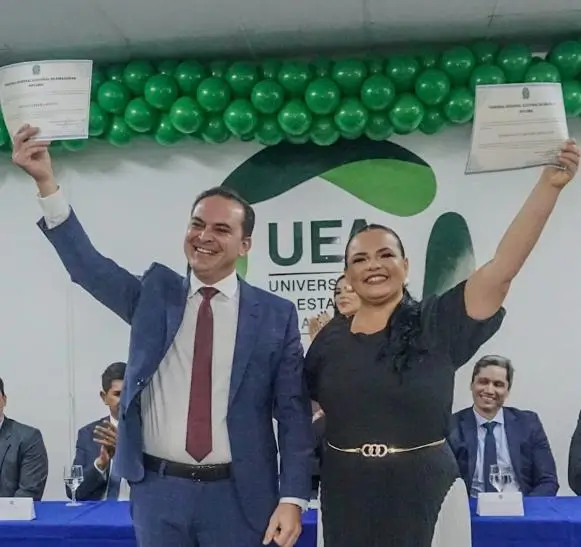 Mateus e Vanessa são diplomados em Parintins